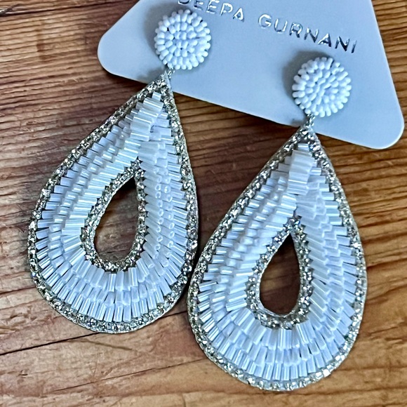 🌺🎉HP🎉🌺 NWT Deepa Gurnani Beaded White Crystal Hoop Chandeliers - Picture 5 of 16